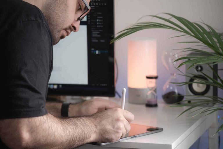 Chico joven aprendiendo digitalmente en casa con una academia online guiada y estructurada